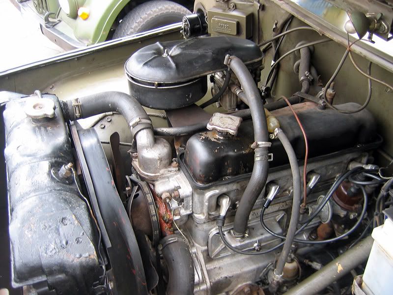 UAZ_569-engine_compartment.jpg