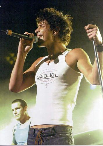 http://i158.photobucket.com/albums/t82/diz_hearts_lolligag/chris_cornell_singing.jpg