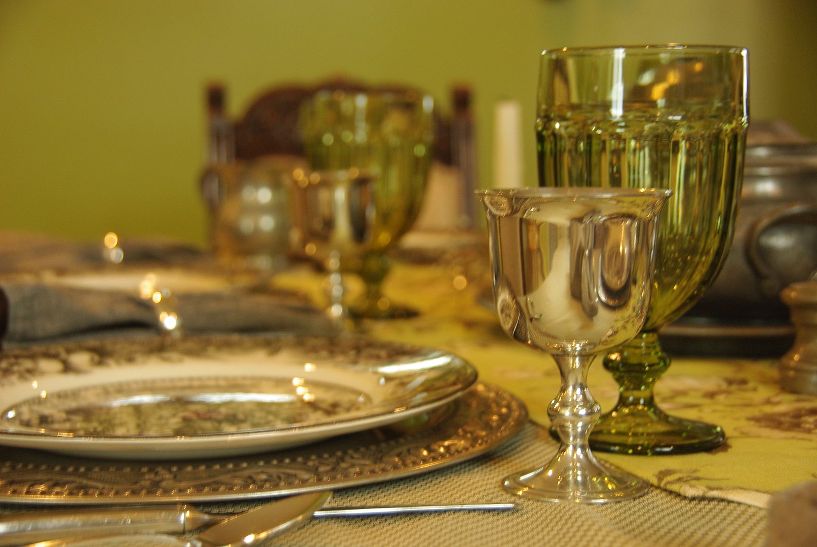 http://i158.photobucket.com/albums/t88/lnbseattle/Winter%202009-2010/giftstable043.jpg