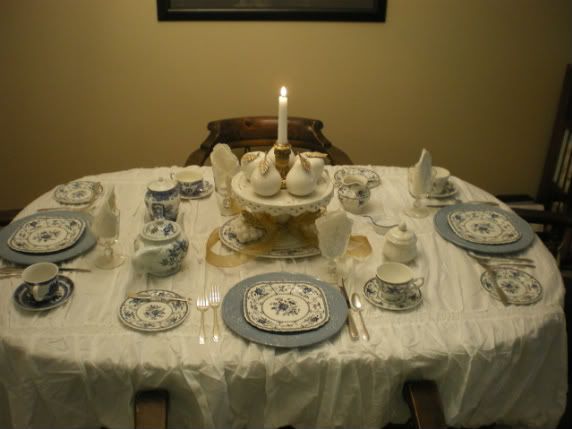 http://i158.photobucket.com/albums/t88/lnbseattle/lnbFall%2008/Blueduvettable070.jpg